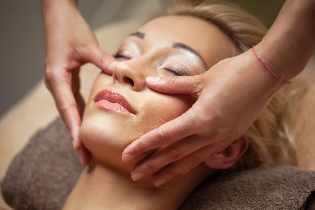 Mujer recibiendo un tratamiento facial