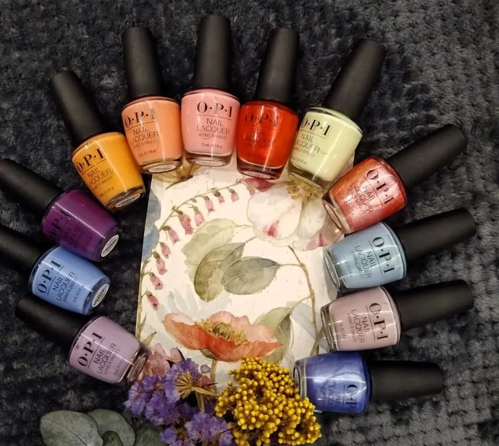 Colección de pintaúñas de colores en tendencia de la marca OPI
