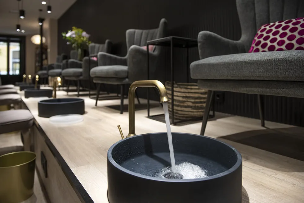 Zona de pedicura de un salón de belleza
