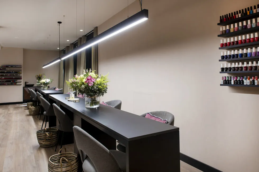 Detalles de un salón de belleza y mesas con flores