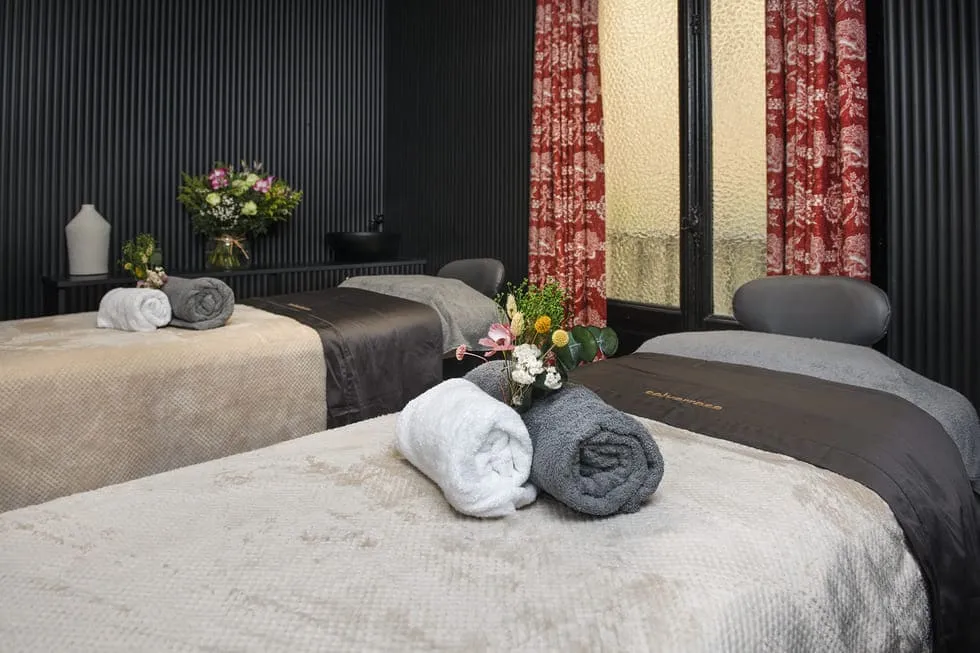 Camillas de masajes de un salón de belleza y estética