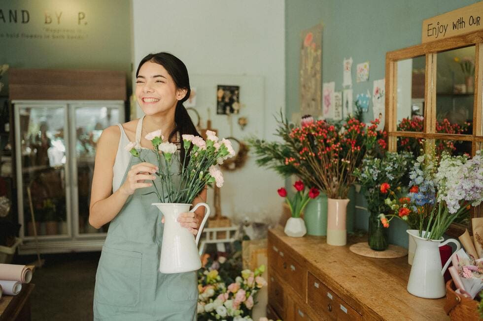 Mujer en floristería