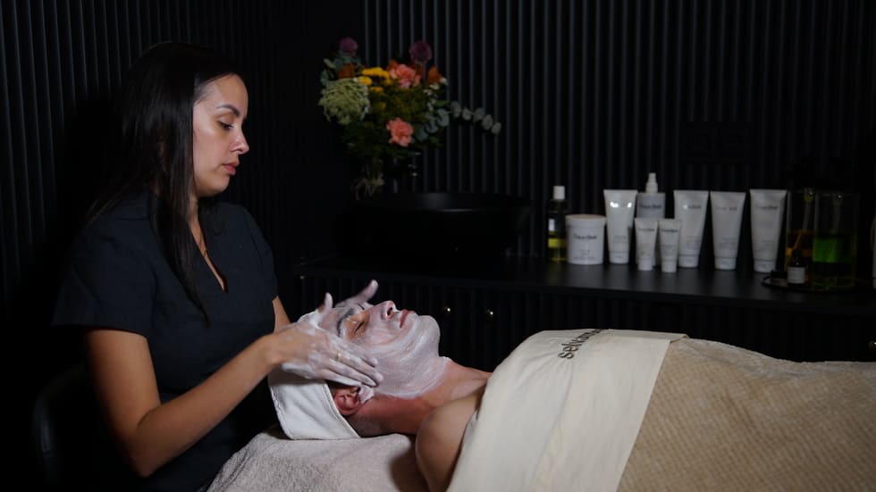 Hombre aplicandose un tratamiento facial personalizado