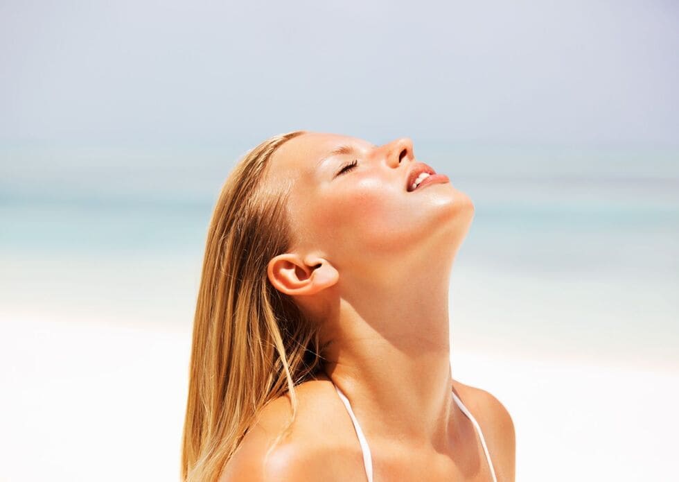 Rostro con piel suave, sana y radiante lista para el verano tras tratamiento facial