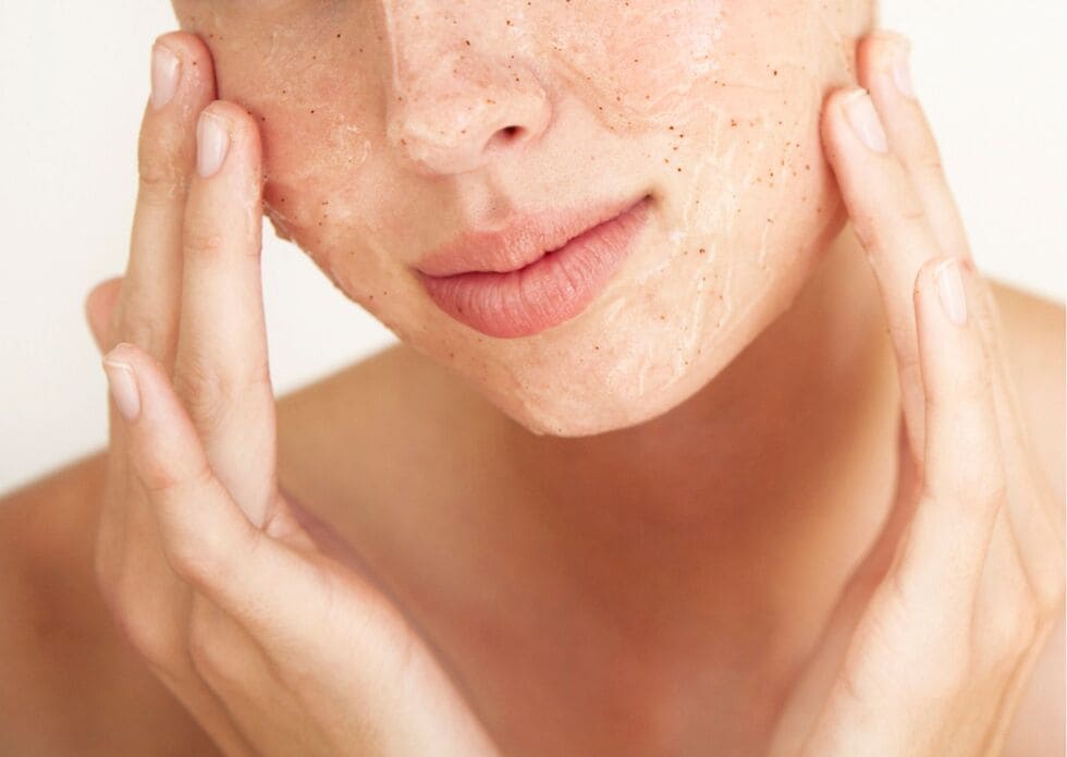 Exfoliante facial con textura suave ideal para piel mixta
