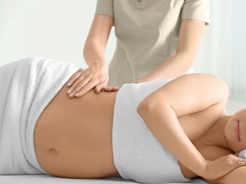 Masaje a una embarazada en un centro de belleza