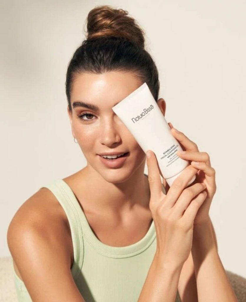 Mujer sosteniendo limpiador Stabilizing Cleansing de Natura Bissé