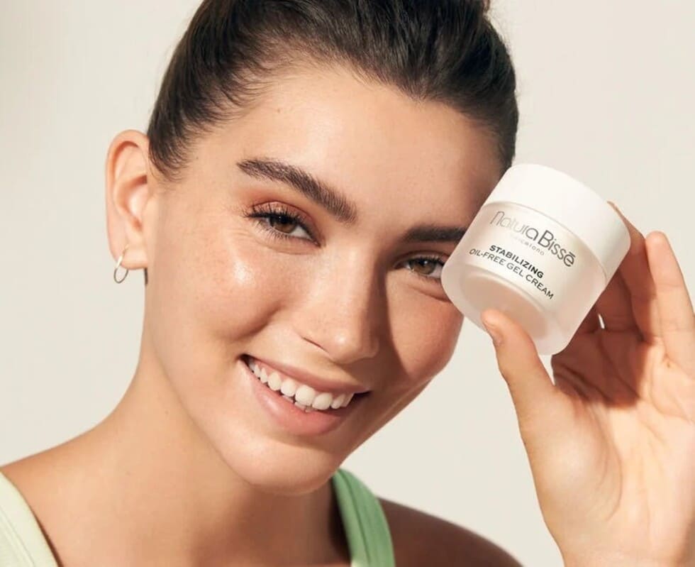 PErsona sosteniendo Stabilizing Oil Free Gel de Natura Bissé
