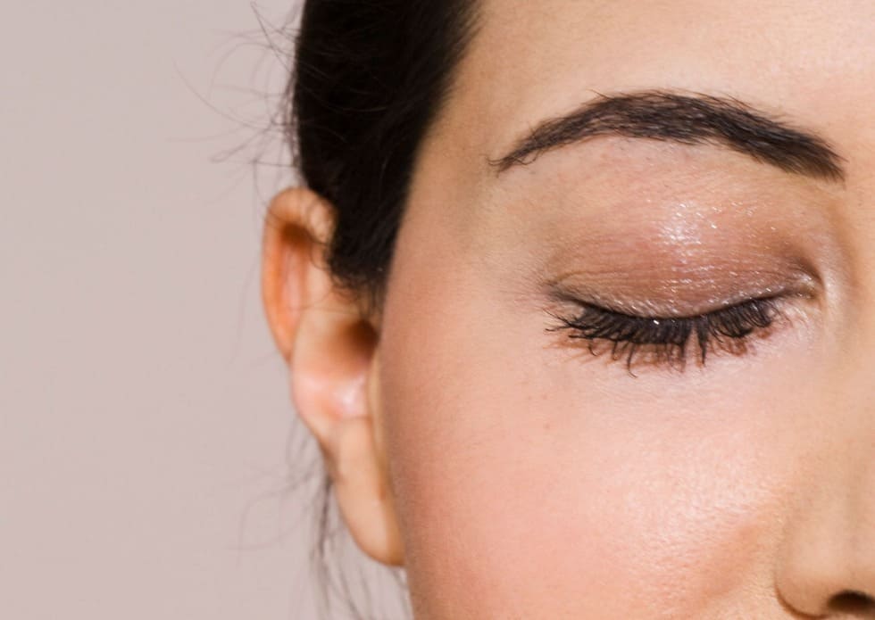 Primer plano de un rostro femenino libre de bolsas en los ojos