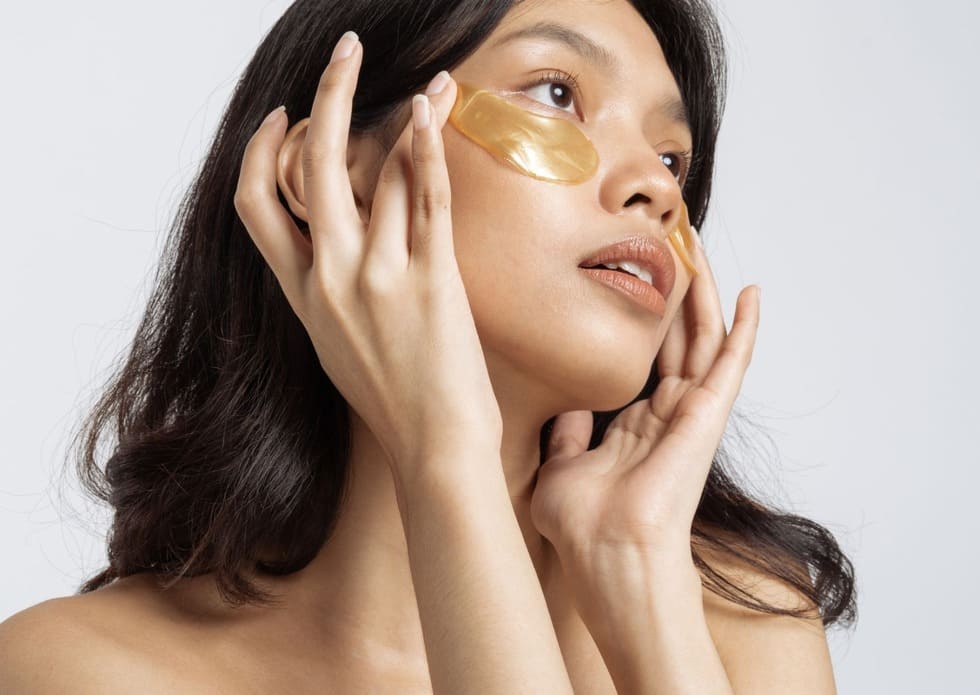 Mujer disfrutando de una piel hidratada y un contorno de ojos con vitalidad