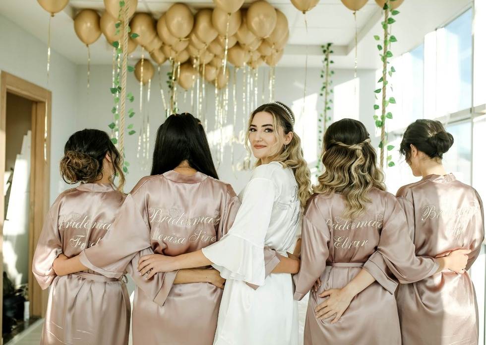 Novia acompañada de sus amigas en los preparativos de la boda