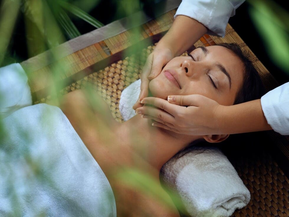 Mujer realizándose un tratamiento facial en Selvarrosa que le han regalado por el día de la madre