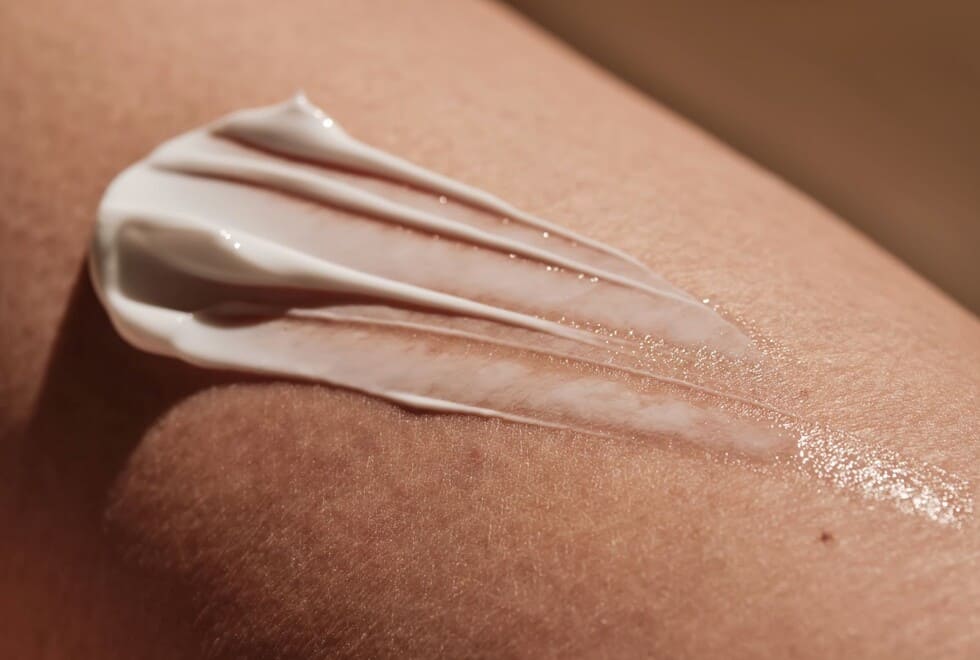 mujer aplicando serum corporal