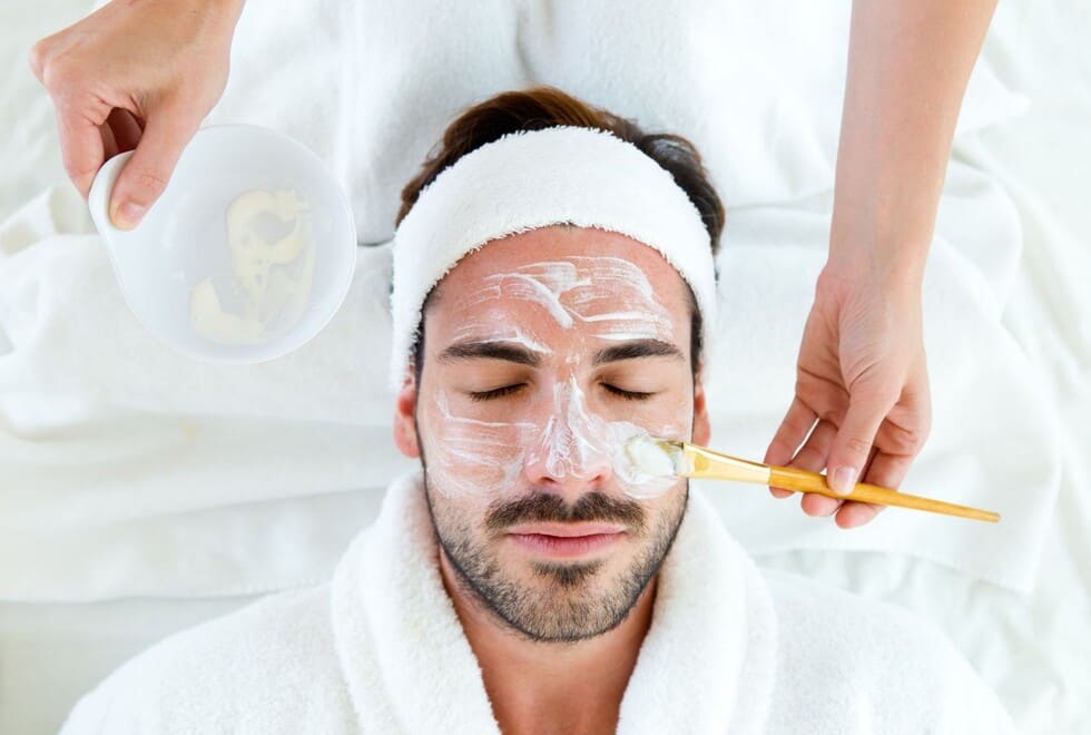 Hombre recibiendo un tratamiento para cuidar su piel